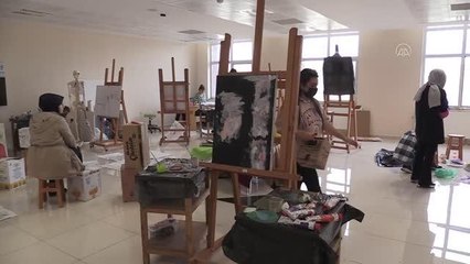 Çöpler öğrencilerin elinde sanata dönüşüyor