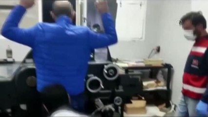 Bir iş yerinde sahte dolar ile İngiliz Kraliyet pulları bulundu