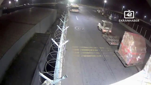 Böylesi ne görüldü ne duyuldu! Kargo paketlerini açıp telefonları çaldılar