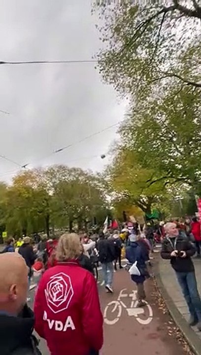 "Bir cumartesi günü, 40.000 kişi ile Amsterdam sokaklarında yürümek"
