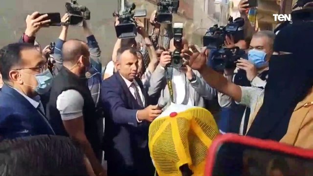 محتاجين ايه؟ ..أهالي قرية عامر بالسويس يعبرون عن مدى رضاهم عن أعمال التطوير أثناء تفقد رئيس الوزراء أعمال التطوير بالقرية