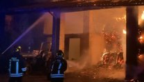 Zelo Buon Persico (LO) - Incendio in un cascinale a Villa Pompeiana: bruciano rotoballe di fieno (13.11.21)