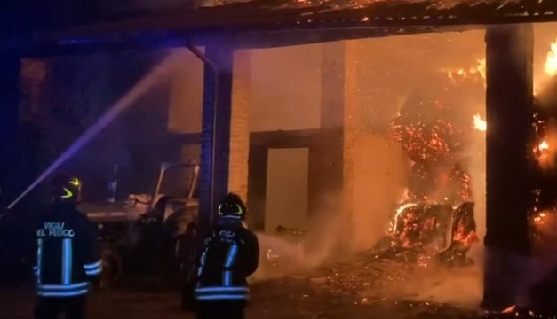 Zelo Buon Persico (LO) - Incendio in un cascinale a Villa Pompeiana: bruciano rotoballe di fieno (13.11.21)
