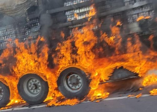 NUSAYBİN'DE İÇKİ YÜKLÜ TIR'IN DORSESİ ALEV ALEV YANDI
