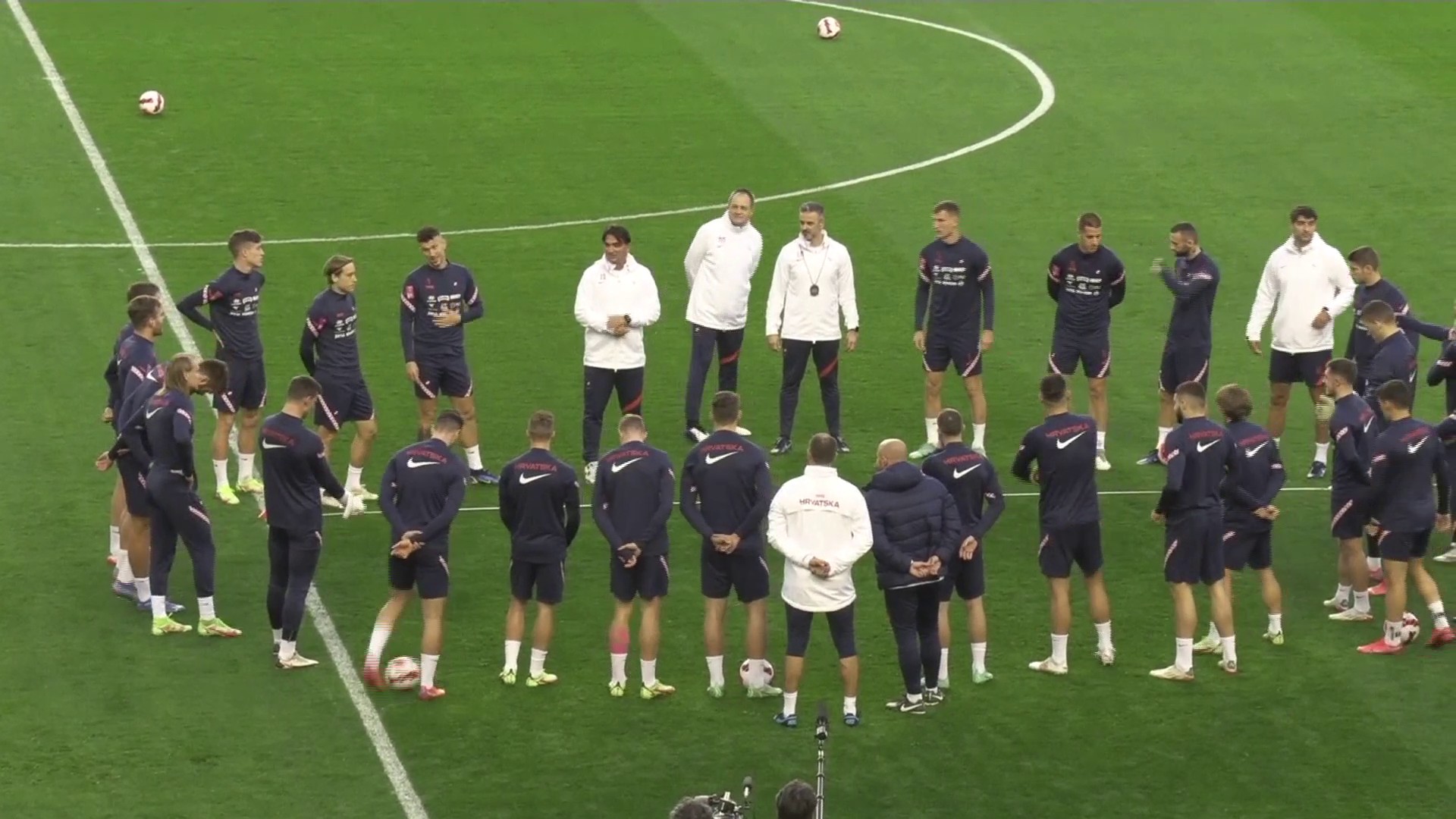 Modric leads Croatia as they train on eve of World Cup qualifier with Russia.mp4