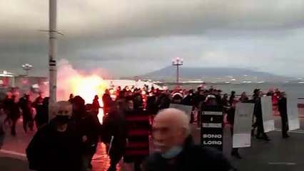 Napoli: il corteo di disoccupati, centri sociali e No vax raggiunge il Lungomare