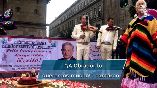 Por su cumpleaños, seguidores le cantan Las Mañanitas a AMLO en Palacio Nacional
