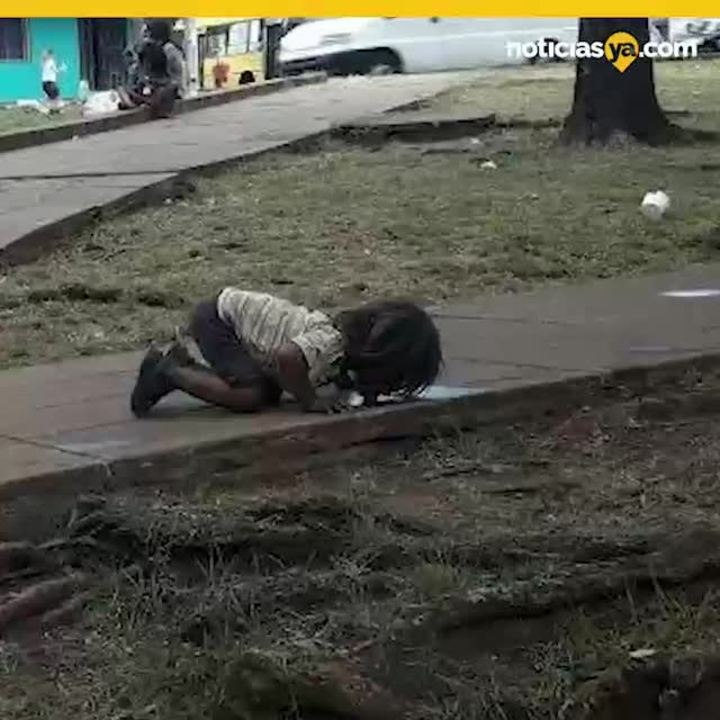 Niña bebiendo agua del suelo Argentina
