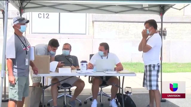 Entregan computadoras a estudiantes en Lynn para año escolar remoto