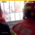 Rescatan a niño que quedó colgando desde un quinto piso en China