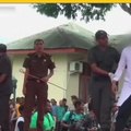 Son azotados públicamente por ser homosexuales en Indonesia