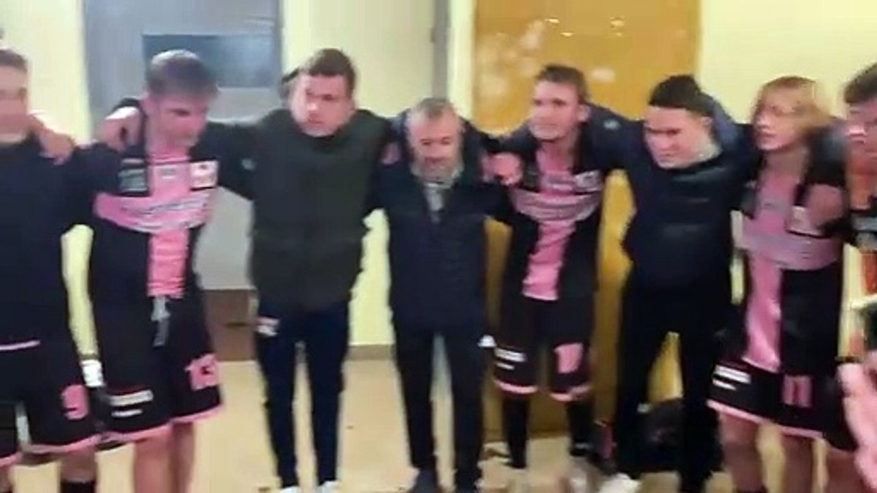 Le cri de la victoire des U18 dans le vestiaire de Nozay