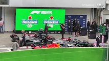 F1 É NA BAND! Veja o momento em que Max Verstappen toca a asa traseira do carro de Lewis Hamilton. Toque que rendeu uma multa de 50 mil euros para o piloto da Red Bull Racing. #BECBand