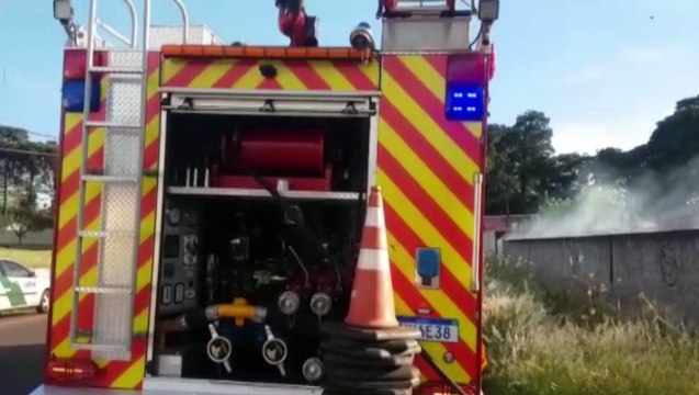 Incêndio em área de mata toma grandes proporções e fumaça causa transtornos aos moradores