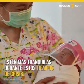 Bebes usan escudos faciales para protegerlos de Coronavirus