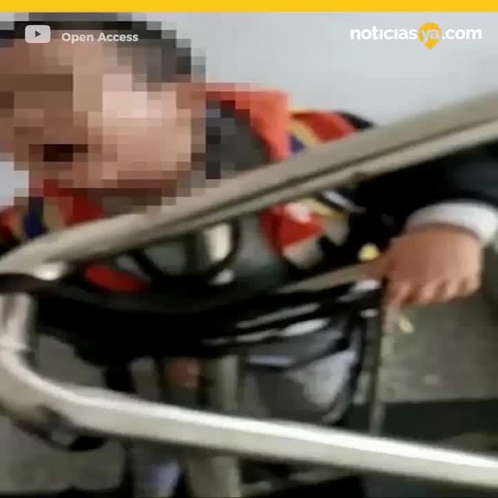 Niño atado a pasamanos