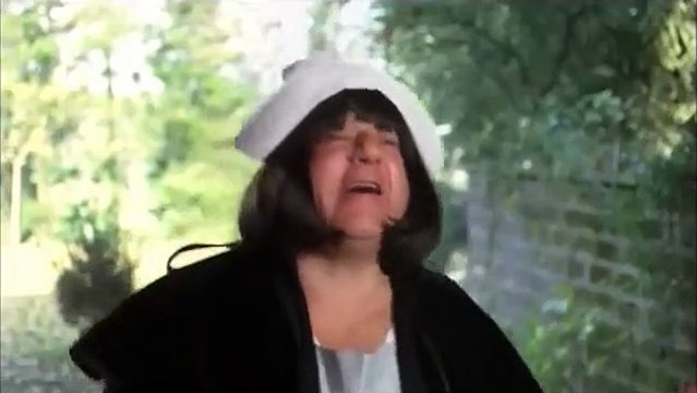 Lino Banfi Paolo Villaggio Milly Carlucci scene divertenti - Film Pappa e Ciccia 1983 - L'infermiera tedesca mandolino pagliaccio