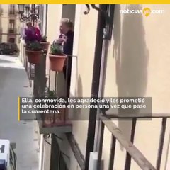 Policia trepa balcon de anciana en cuarentena para felicitarla
