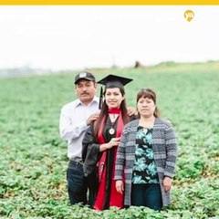 Latina termina universidad y rinde tributo a sus padres jornaleros