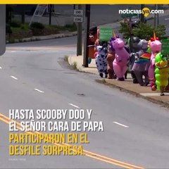 Desfile de animalitos inflables para alegrar a los residentes