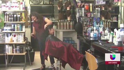 Estilistas demandan al gobernador de California para reabrir sus negocios