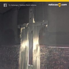Fuego arrasa con iglesia sin destruir biblias y cruces