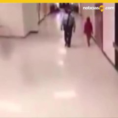 Polica escolar lanza violentamente a estudiante contra el suelo