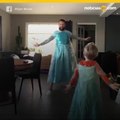 Padre e hijo se disfrazan de princesas y bailan tema de Frozen