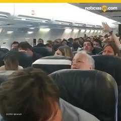 Rezan y beben ron al salvar la vida en aterrizaje de emergencia.mp4