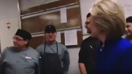 Vicente Fernandez cantando en apoyo a Hillary Clinton.