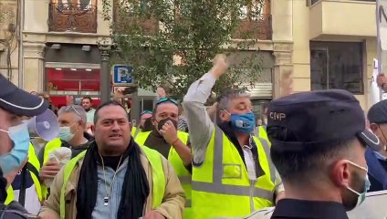 La vicepresidenta Yolanda Díaz, recibida a huevazos por los transportistas: "¡Fuera comunistas de Valencia!"