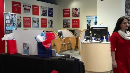 Conductores arriesgan su vida por hacer compras al volante.mp4