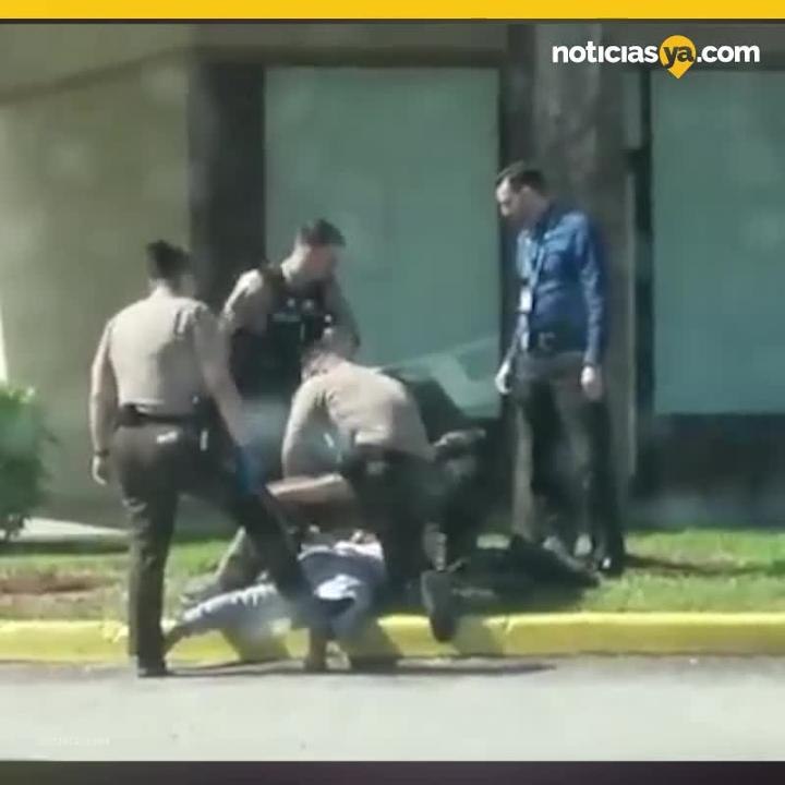 Policía patea en rostro a adolescente