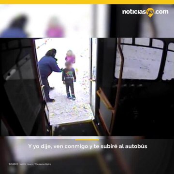 Chofer de autobus rescata a hermanitos solos en calle nevada
