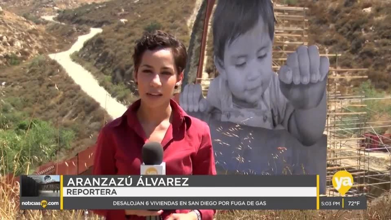 Pequeño gigante se asoma por la frontera en instalación de arte