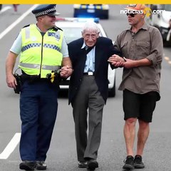 Anciano hace largo viaje para asistir a marcha contra el racismo