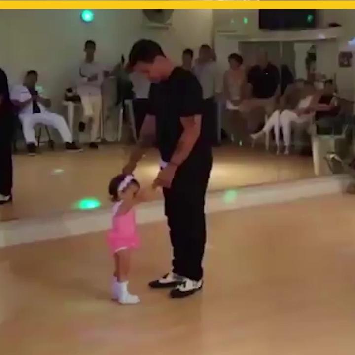 Bebé baila salsa