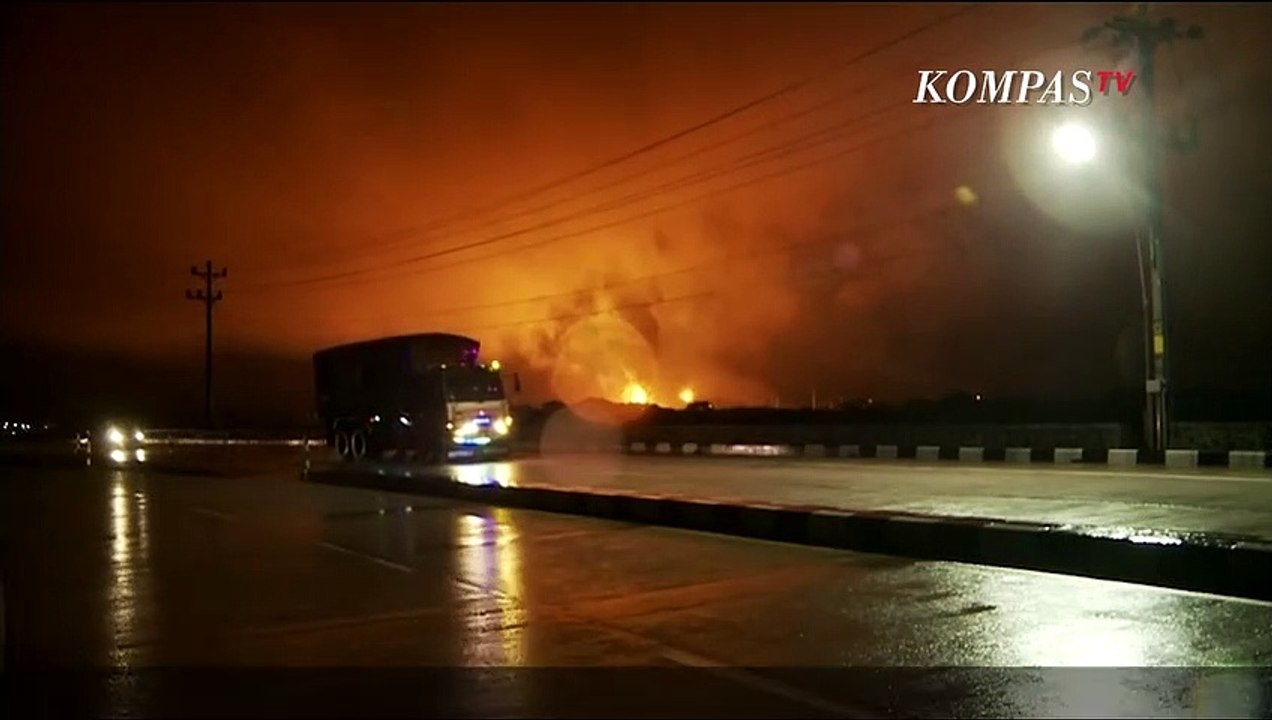 Potret Kobaran Api Setinggi Puluhan Meter di Kebakaran Kilang Pertamina Cilacap