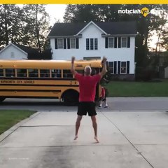 Alegre padre festeja el regreso a clases de sus hijos