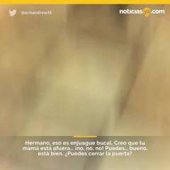 Niño curioso hace un nuevo amigo en el baño