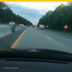 Llanta rebota en autopista hasta impactar de frente con auto.mp4