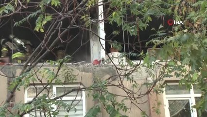 Bağcılar'da apartman dairesinde patlama: Dairenin ön cephesi yola düştü