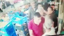 Beyoğlu’nda bir saldırgan tartıştığı pazarcıyı önce bıçakladı ardından tekmeledi