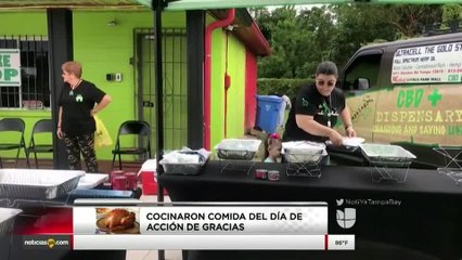 Dos mujeres hispanas regalaron cena de Thanksgiving en Tampa