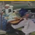 Músico toca guitarra mientras es sometido a cirugía.