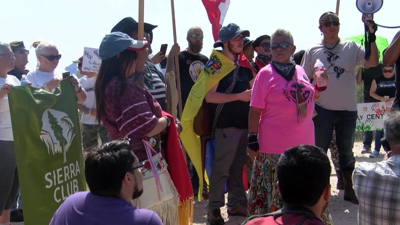 Protesta muro mariposas