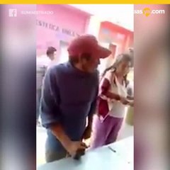 Incitan a hombre a golpear a mujer y la derriba de una bofetada.mp4