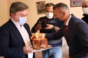 İlk kez doğum günü kutlayan gence Vali Aydoğdu'dan pastalı sürpriz