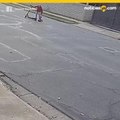 VIDEO: Mujer arrastra un perro mientras va en su patineta eléctrica