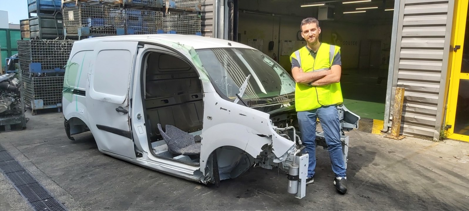 Recyclage automobile : nous avons suivi le démontage d’une voiture électrique